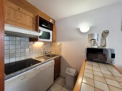 Cuisine ou kitchenette dans l'établissement Résidence Les Balcons Des Curtious - 3 Pièces pour 6 Personnes MAE-2283