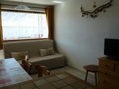 Télévision ou salle de divertissement dans l'établissement Résidence Les Balcons Des Curtious - 3 Pièces pour 6 Personnes MAE-2283