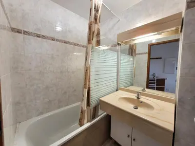 Salle de bains dans l'établissement Résidence Les Balcons Des Curtious - 3 Pièces pour 6 Personnes MAE-2283