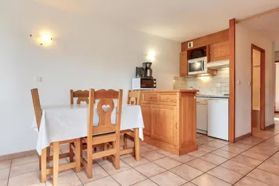 Cuisine ou kitchenette dans l'établissement Résidence Les Balcons Des Curtious - 2 pièces coin montagne - 6 personnes MAE-2293