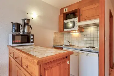 Cuisine ou kitchenette dans l'établissement Résidence Les Balcons Des Curtious - 2 pièces coin montagne - 6 personnes MAE-2293