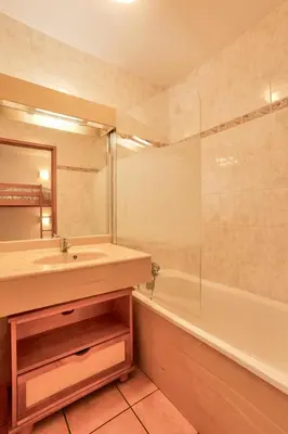 Salle de bains dans l'établissement Résidence Les Balcons Des Curtious - 2 pièces coin montagne - 6 personnes MAE-2293