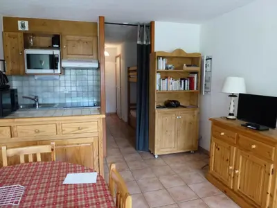 Cuisine ou kitchenette dans l'établissement Résidence Les Balcons Des Curtious - 2 Pièces pour 6 Personnes MAE-2313