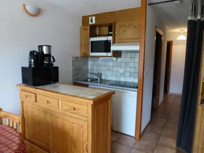 Cuisine ou kitchenette dans l'établissement Résidence Les Balcons Des Curtious - 2 Pièces pour 6 Personnes MAE-2313
