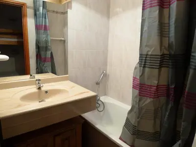 Salle de bains dans l'établissement Résidence Les Balcons Des Curtious - 2 Pièces pour 6 Personnes MAE-2313