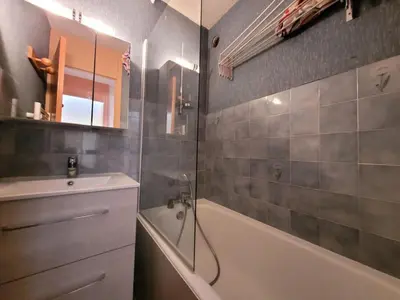 Salle de bains dans l'établissement Résidence Belle - 2 Pièces pour 4 Personnes MAE-2353