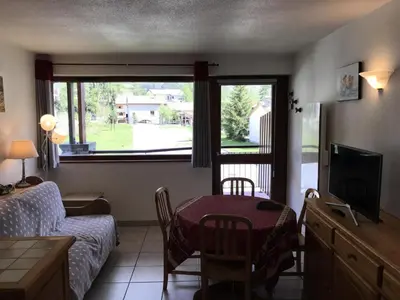 Télévision ou salle de divertissement dans l'établissement Résidence Les Balcons Des Curtious - Studio pour 4 Personnes MAE-2363