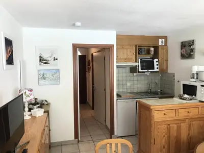 Cuisine ou kitchenette dans l'établissement Résidence Les Balcons Des Curtious - Studio pour 4 Personnes MAE-2363