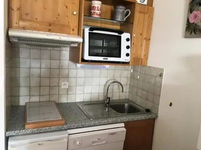 Cuisine ou kitchenette dans l'établissement Résidence Les Balcons Des Curtious - Studio pour 4 Personnes MAE-2363