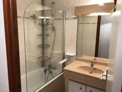Salle de bains dans l'établissement Résidence Les Balcons Des Curtious - Studio pour 4 Personnes MAE-2363