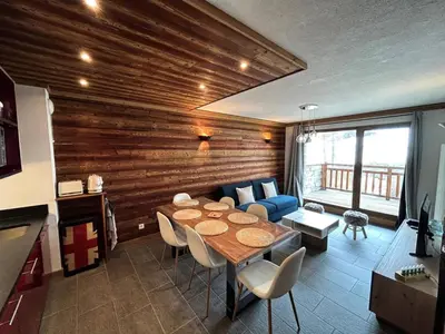 Coin salon dans l'établissement Résidence La Bergerie - Appartement 2 pièces chaleureux et bien équipé MAE-2433
