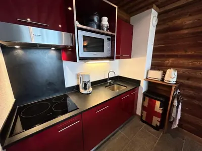 Cuisine ou kitchenette dans l'établissement Résidence La Bergerie - Appartement 2 pièces chaleureux et bien équipé MAE-2433
