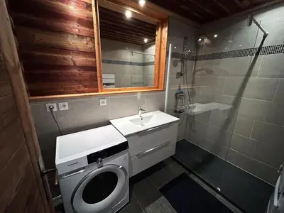 Salle de bains dans l'établissement Résidence La Bergerie - Appartement 2 pièces chaleureux et bien équipé MAE-2433