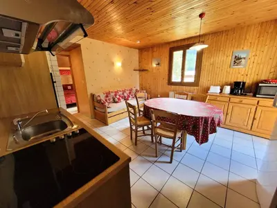 Cuisine ou kitchenette dans l'établissement Résidence La Buffaz - 3 Pièces pour 6 Personnes MAE-2453