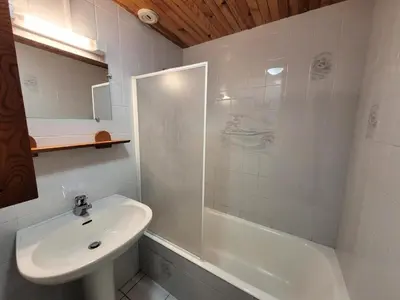 Salle de bains dans l'établissement Résidence La Buffaz - 3 Pièces pour 6 Personnes MAE-2453