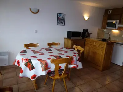 Cuisine ou kitchenette dans l'établissement Résidence Les Balcons Des Curtious - 3 Pièces pour 6 Personnes MAE-2463