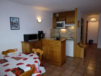 Cuisine ou kitchenette dans l'établissement Résidence Les Balcons Des Curtious - 3 Pièces pour 6 Personnes MAE-2463