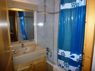 Salle de bains dans l'établissement Résidence Les Balcons Des Curtious - 3 Pièces pour 6 Personnes MAE-2463