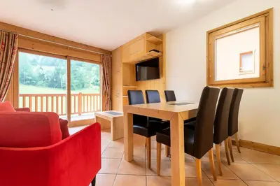 Télévision ou salle de divertissement dans l'établissement Les Chalet De Flambeau - Chalet de Flambeau B12 MAE-2473
