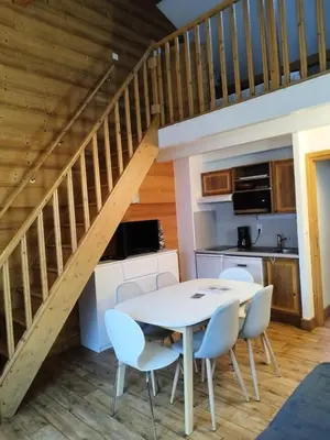 Cuisine ou kitchenette dans l'établissement Résidence Lanslevillard Quartier Eglise - Le Flocon des Bois MAE-2503