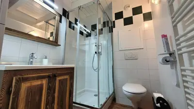 Salle de bains dans l'établissement Résidence Lanslevillard Quartier Eglise - Le Flocon des Bois MAE-2503