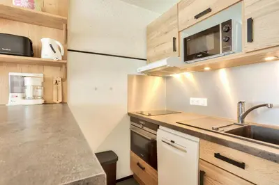 Cuisine ou kitchenette dans l'établissement Résidence Albaron - Studio - coin montagne MAE-2523