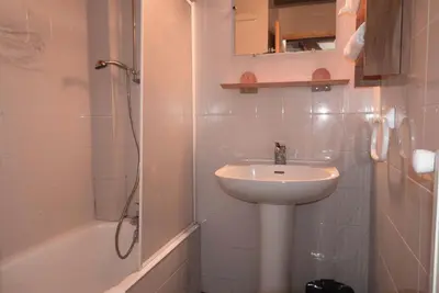 Salle de bains dans l'établissement Résidence La Buffaz - Studio pour 4 Personnes MAE-2553