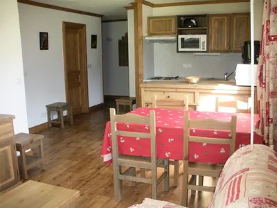 Cuisine ou kitchenette dans l'établissement Résidence Le Clos Vanoise - 3 Pièces pour 6 Personnes MAE-1973