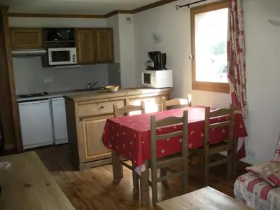 Cuisine ou kitchenette dans l'établissement Résidence Le Clos Vanoise - 3 Pièces pour 6 Personnes MAE-1973