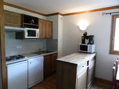 Cuisine ou kitchenette dans l'établissement Résidence Le Clos Vanoise - 3 Pièces pour 6 Personnes MAE-1973