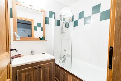 Salle de bains dans l'établissement Résidence Le Clos Vanoise - 3 Pièces pour 6 Personnes MAE-1973
