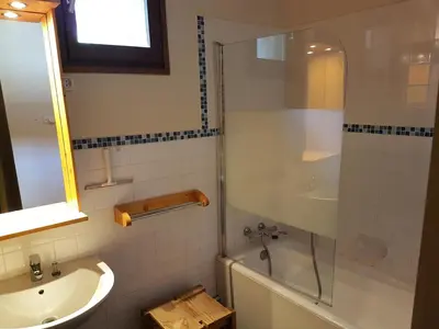 Salle de bains dans l'établissement Résidence Trolle-soldanelle - 2 Pièces pour 5 Personnes MAE-2493