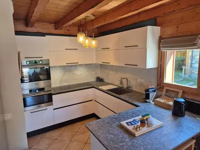 Cuisine ou kitchenette dans l'établissement Splendide chalet 10pers, Sainte Foy Station