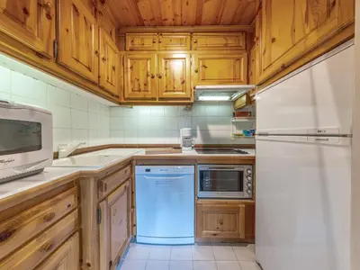 Cuisine ou kitchenette dans l'établissement Appartement 2 pers avec balcon, wifi, parking, Val-d'Isère - FR-1-694-427