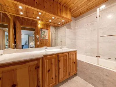 Salle de bains dans l'établissement Appartement 2 pers avec balcon, wifi, parking, Val-d'Isère - FR-1-694-427