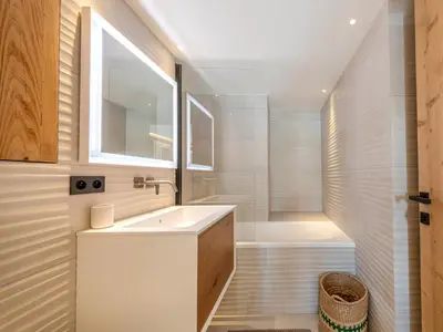 Salle de bains dans l'établissement Appartement de luxe avec piscine et sauna, 8 couchages à Val-d'Isère - FR-1-694-437