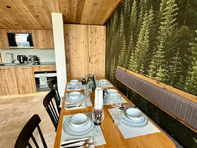 Cuisine ou kitchenette dans l'établissement Duplex rénové 3* à Tignes - Pied des pistes, balcon & Wifi - FR-1-502-603