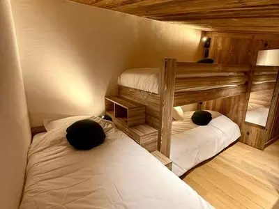 Un ou plusieurs lits dans un hébergement de l'établissement Duplex rénové 3* à Tignes - Pied des pistes, balcon & Wifi - FR-1-502-603