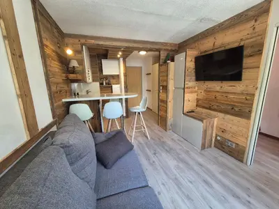 Télévision ou salle de divertissement dans l'établissement Studio ski aux pieds Tignes Val Claret - 4 pers, balcon - FR-1-502-599