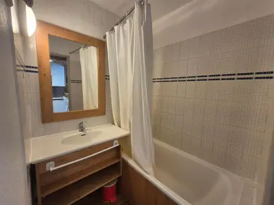 Salle de bains dans l'établissement Studio ski aux pieds Tignes Val Claret - 4 pers, balcon - FR-1-502-599