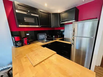 Cuisine ou kitchenette dans l'établissement Appartement spacieux 3 chambres avec grande terrasse et WIFI à Tignes - FR-1-502-604