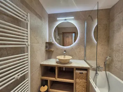 Salle de bains dans l'établissement Appartement rénové à Tignes · Balcon · Wifi inclus - FR-1-502-601