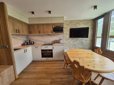 Cuisine ou kitchenette dans l'établissement Appartement rénové à Tignes · Balcon · Wifi inclus - FR-1-502-601