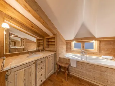 Salle de bains dans l'établissement Duplex élégant, 8 pers., cheminée, Val-d'Isère, parking, WiFi - FR-1-694-440