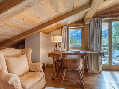 Coin salon dans l'établissement Duplex élégant, 8 pers., cheminée, Val-d'Isère, parking, WiFi - FR-1-694-440