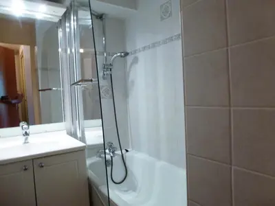 Salle de bains dans l'établissement Résidence Belle - 2 Pièces pour 6 Personnes MAE-2303
