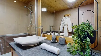 Salle de bains dans l'établissement Foot of slopes, South terrasse, 6 pers