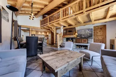 Coin salon dans l'établissement Chalet Bazile - Chalet spacieux Vieux Village Duplex MAE-2873