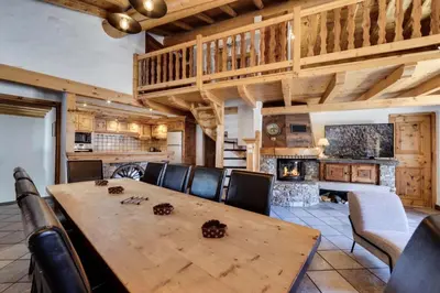 Cuisine ou kitchenette dans l'établissement Chalet Bazile - Chalet spacieux Vieux Village Duplex MAE-2873