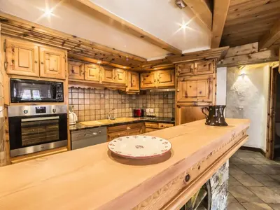 Cuisine ou kitchenette dans l'établissement Chalet Bazile - Chalet spacieux Vieux Village Duplex MAE-2873